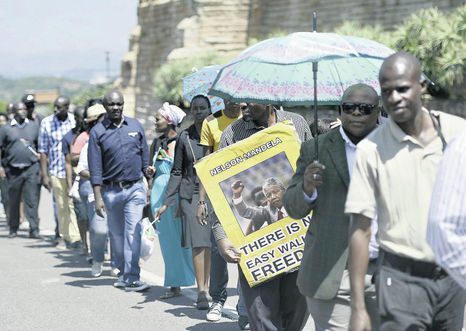 En Pretoria.  Con carteles, un grupo de personas hace fila para rendir tributo al fallecido 'Madiba', Foto: Stephane de Sakutin/  AFP